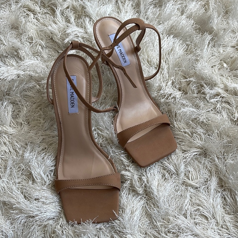 STEVE MADDEN NUDE HEELS